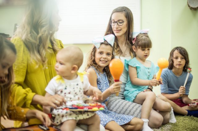 Erzieher im Kindergarten